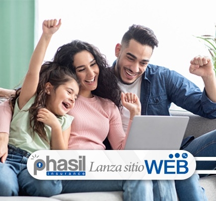 Phasil Insurance Lanza Sitio Web y Familia Feliz viendo computador