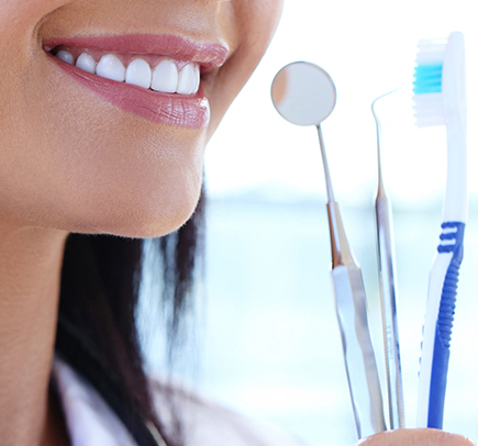 Mujer Sonriendo en el Seguro SunHealth Dental Plans